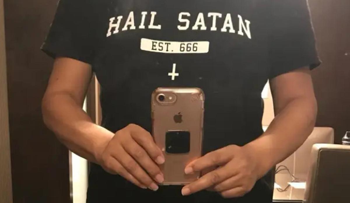 Obligan a una pasajera a cambiarse la camiseta en Estados Unidos