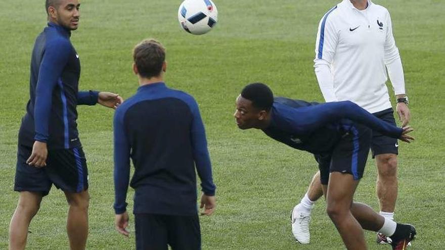 Deschamps observa a sus jugadores durante la sesión de ayer.