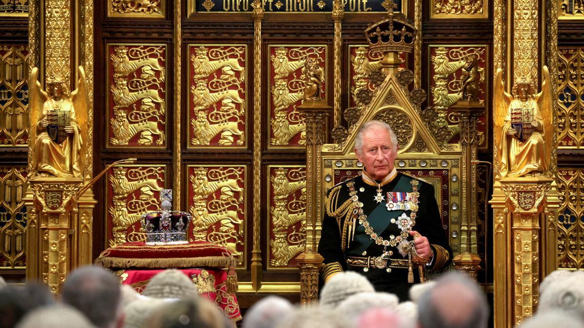 El príncipe Carlos sustituye a la reina Isabel II en la apertura del Parlamento británico