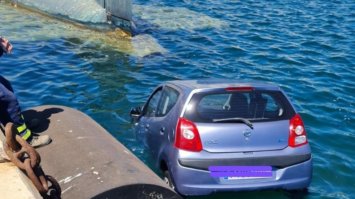 Un vehículo comienza a hundirse en el puerto de Navantia, en Cartagena,