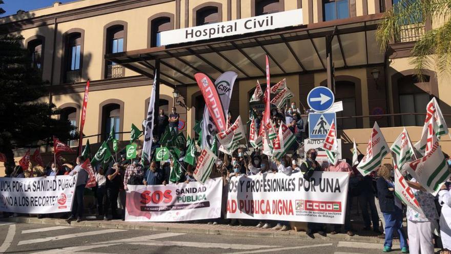 Concentración ante el Hospital Civil de Málaga.