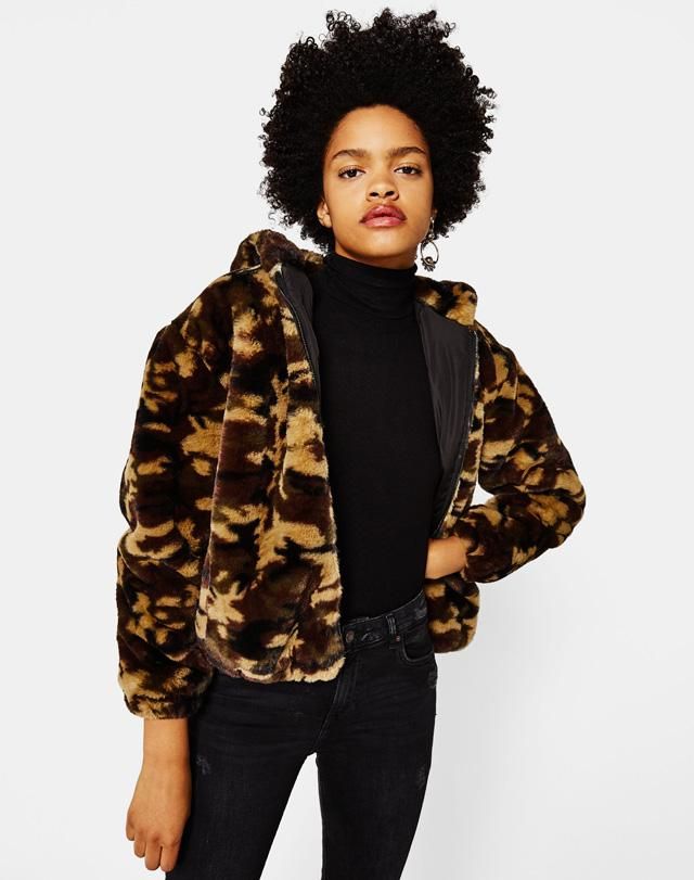 Rebajas Bershka: cazadora de pelo con capucha