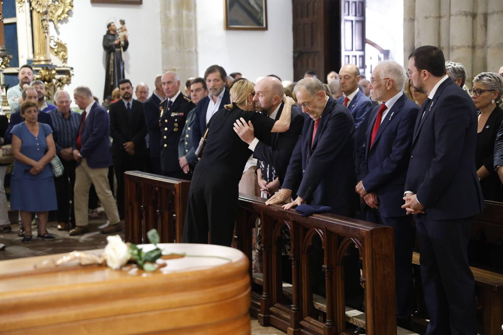 Las imágenes del funeral de Antonio Trevín en la basílica de Llanes.