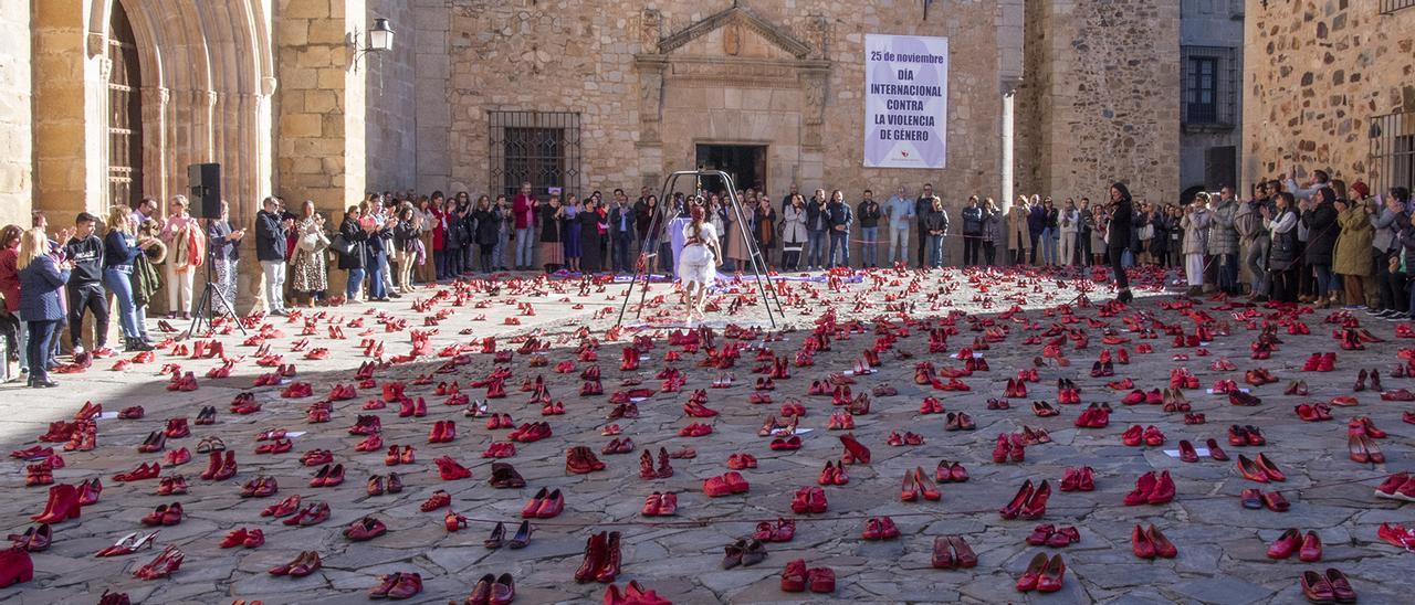 Zapatos rojos en Cáceres para denunciar la violencia machista.