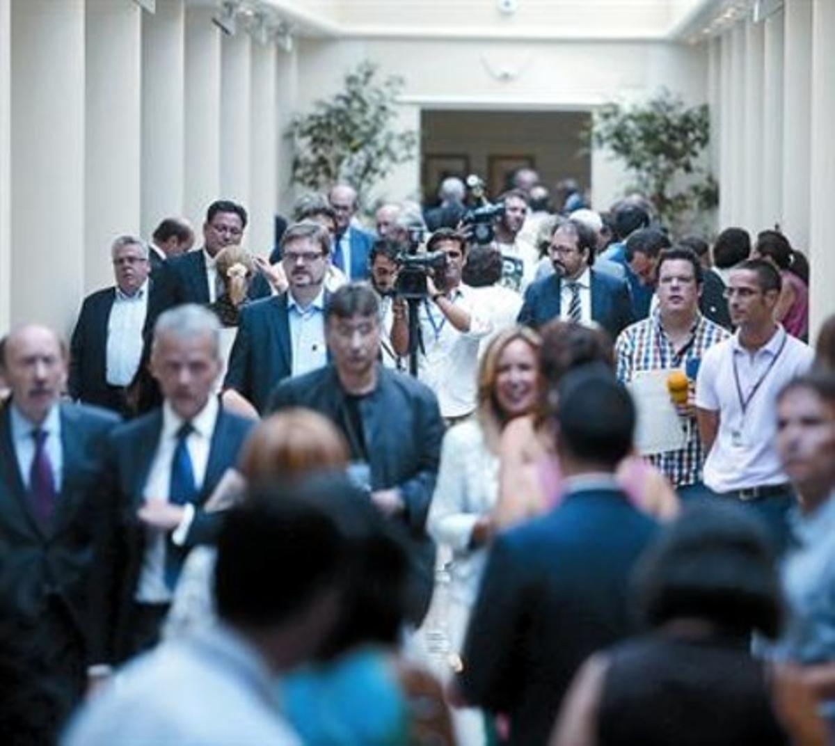 Recés 8 Diputats i periodistes es barregen, ahir, als passadissos del Senat, que va acollir la sessió. Recés 8 Diputats i periodistes es barregen, ahir, als passadissos del Senat, que va acollir la sessió.