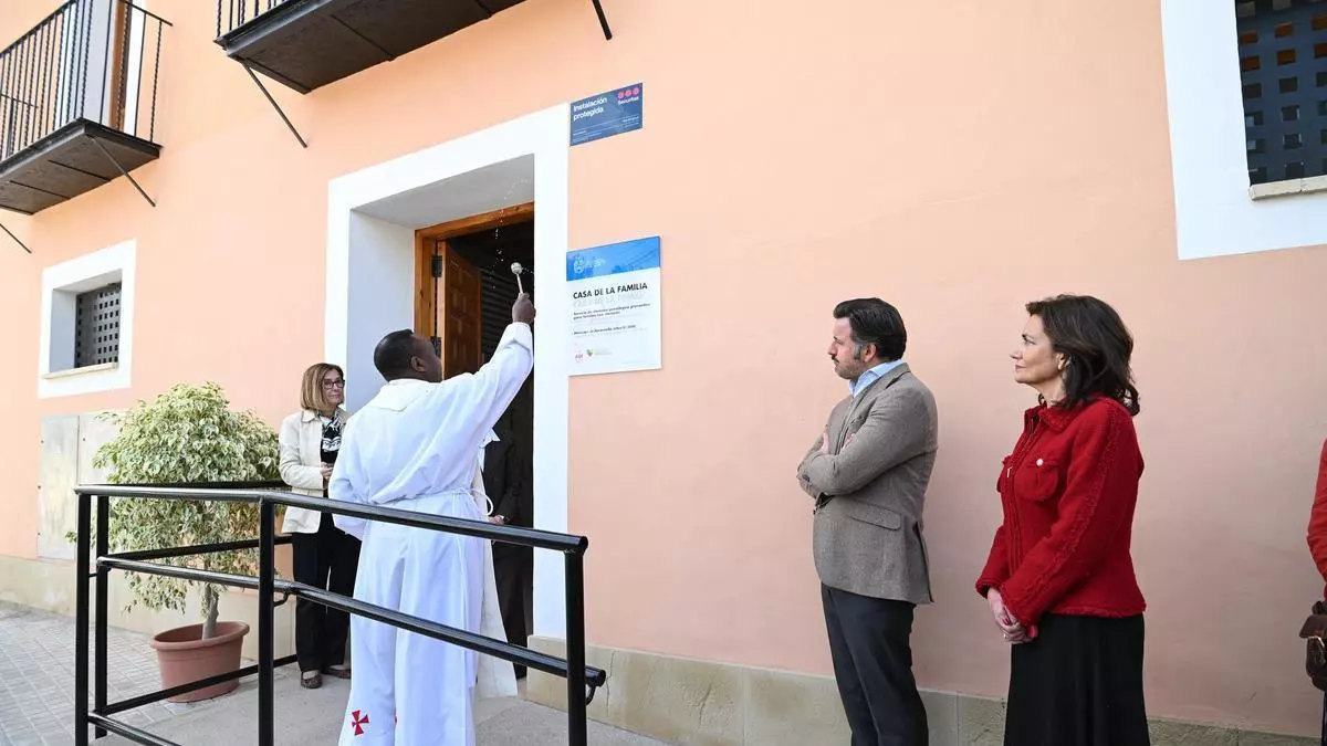Apertura de la Casa de la Familia en Elche con bendición incluida para ayudar en la crianza y resolver conflictos