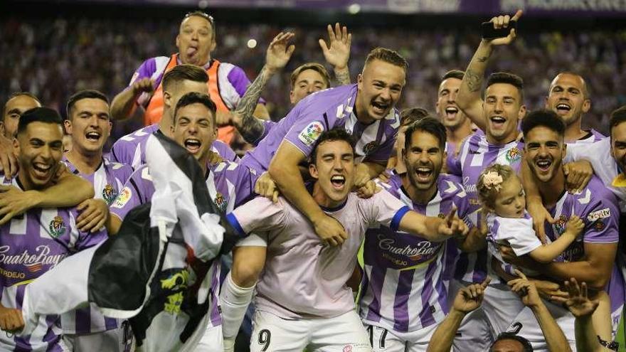 Los jugadores celebran el ascenso, ayer.