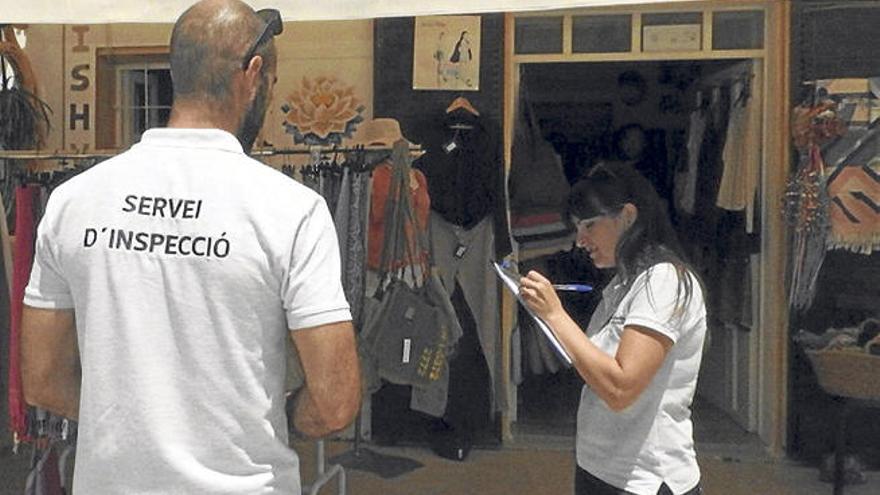Dos inspectores recogen información en un establecimiento comercial de Formentera.