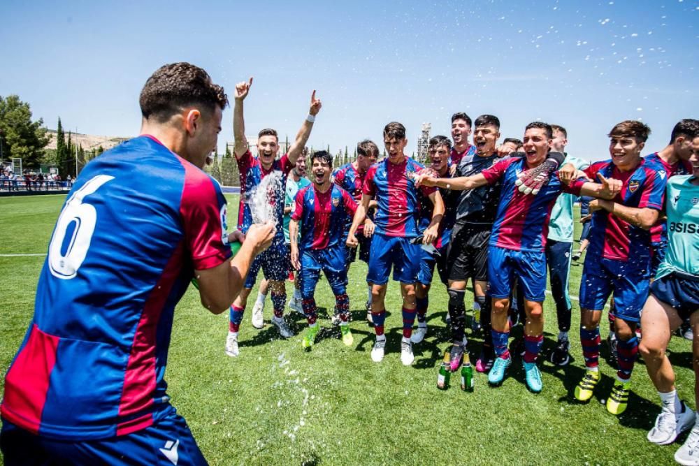 La celebración del Juvenil A del Levante UD tras ser campeones de liga