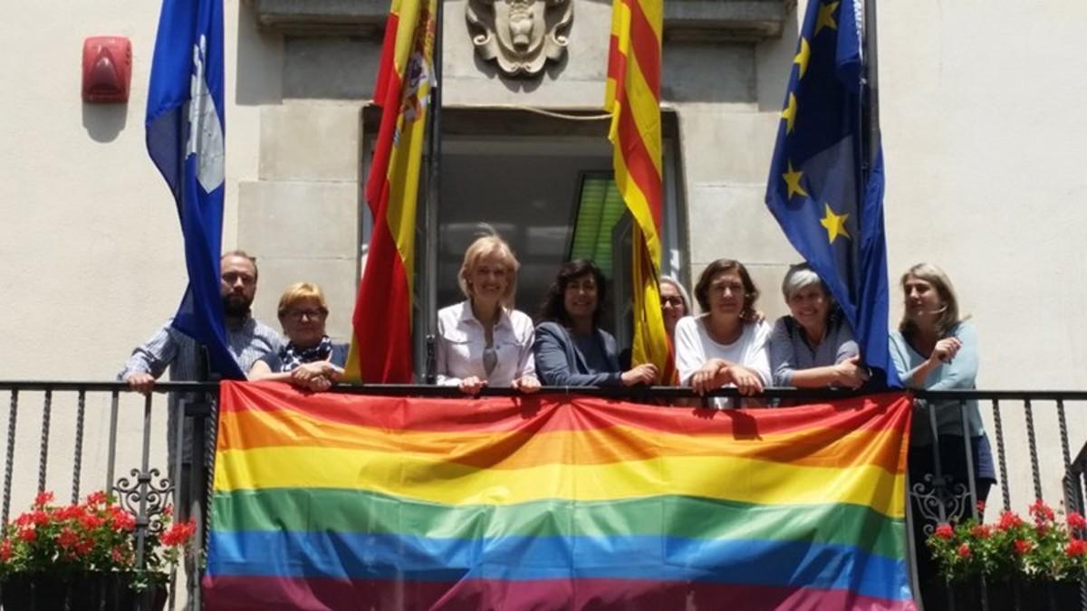 Pilar Díaz y Mireia Mata en el balcón del Ayuntamiento de Esplugues