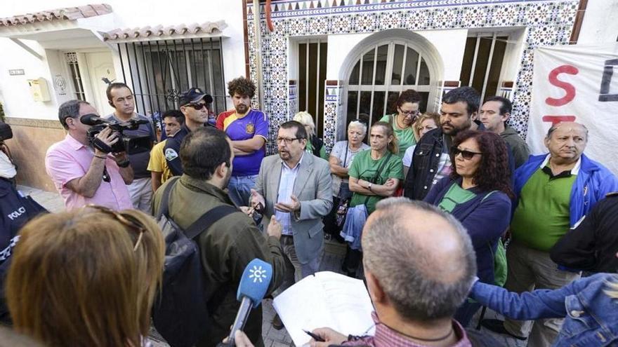 El concejal de Torremolinos Pedro Pérez intercedió en favor de Yolanda, a las puertas de su casa.