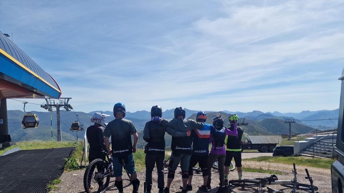 Un grupo de ciclistas al lado de la telecabina Cuitunigru.