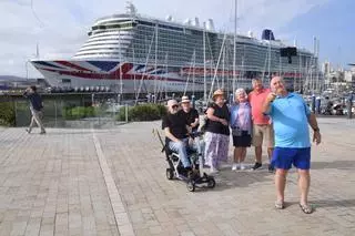 Bum de cruceristas en A Coruña: paraíso para el comercio del centro y críticas por la contaminación