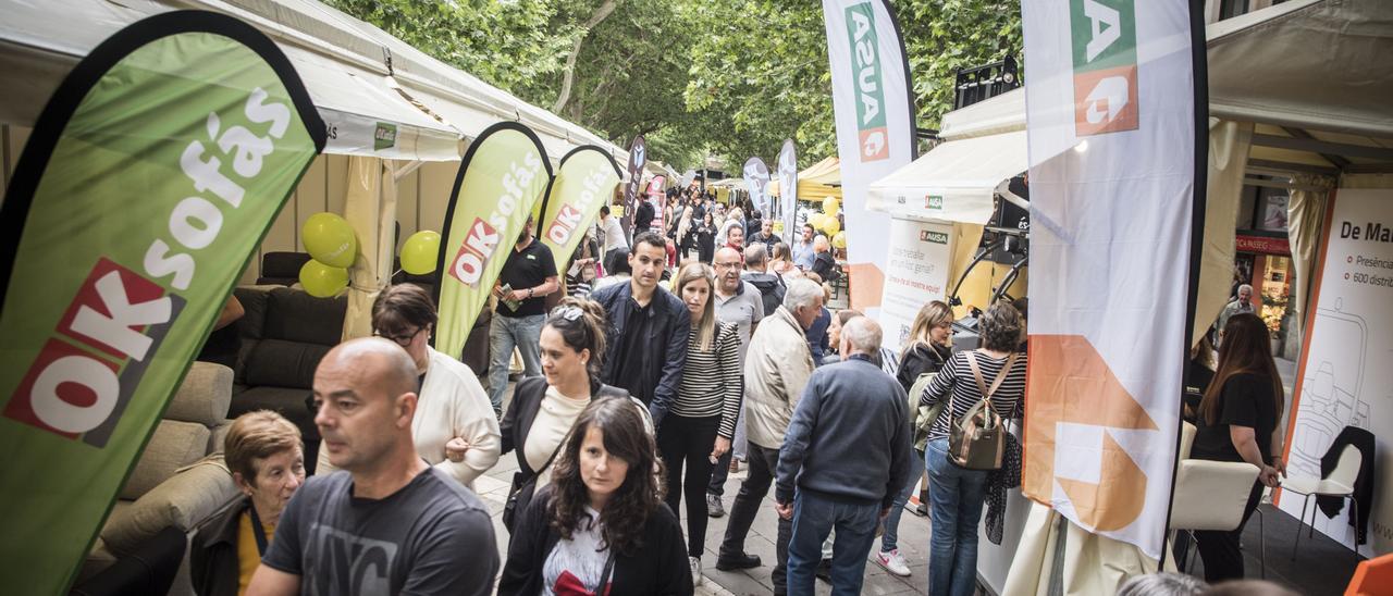 Ambient de fira aquest divendres a la tarda al Passeig