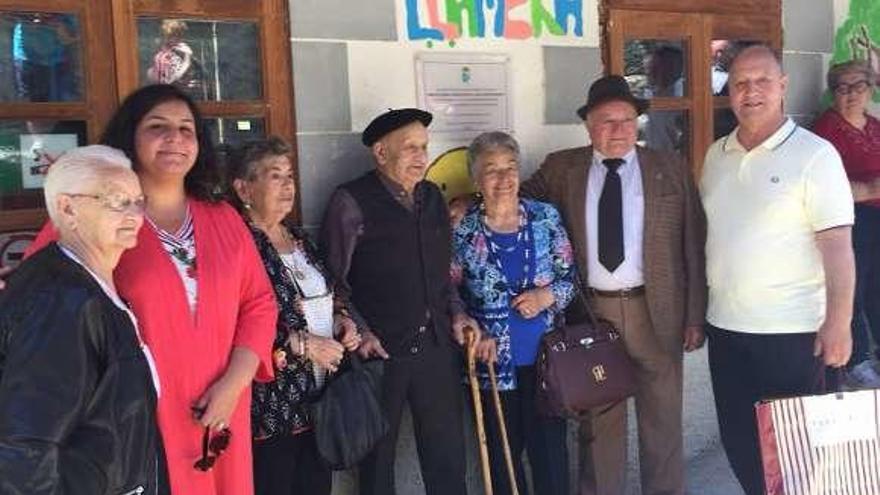 Los vecinos de Llamera y Sonande, ayer, en la inauguración de la placa con los hermanos Cadenas Rodríguez.