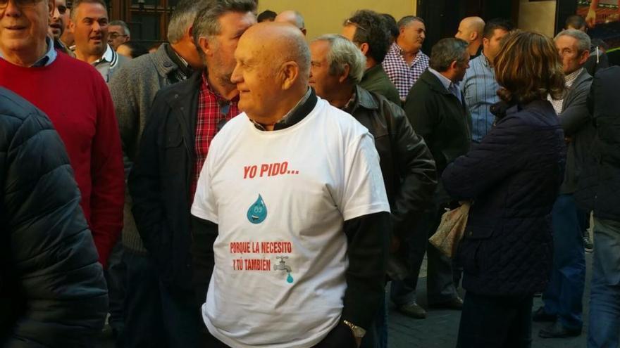 Uno de los huertanos durante la manifestación de esta mañana