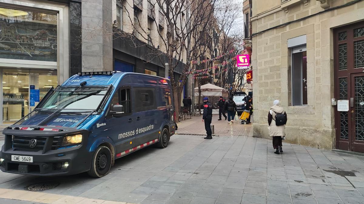 Furgoneta del Mossos d'Esquadra tancant el carrer Casanova de Manresa