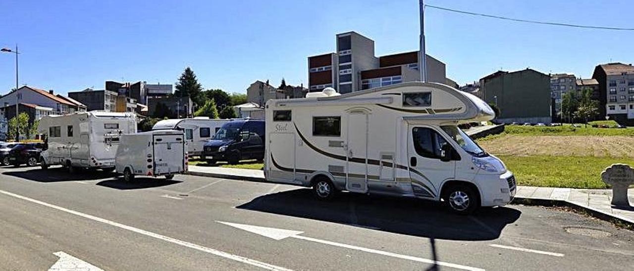 Autocaravanas de los pilotos del Enduro de Lalín. |  // BERNABÉ/JAVIER LALÍN