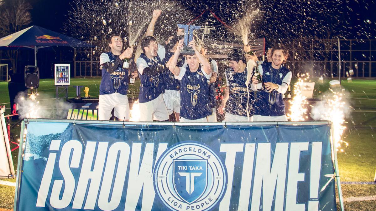 Jugadores celebrando su título título Tiki Taka