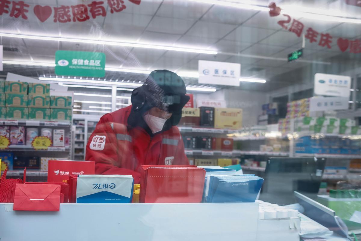 Un repartidor prepara medicamentos en una farmacia de Pekín.