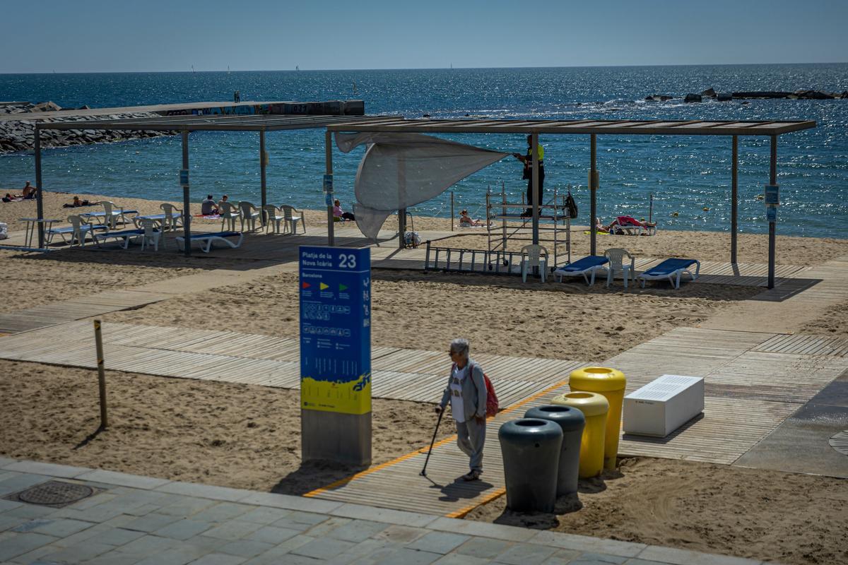 La pérgola de la playa de Nova Icària, en Barcelona, con las tumbonas y asientos reservados a personas con discapacidad.