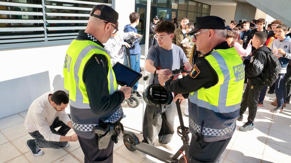 La Policía lleva a cabo controles de velocidad a patinetes en el IES Vicente Verdú de Elche La Policía lleva a cabo controles de velocidad a patinetes en el IES Vicente Verdú de Elche