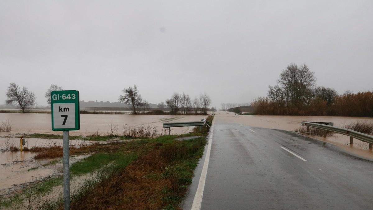 La carrretera Gi-643 tallada a l'altura de Parlavà