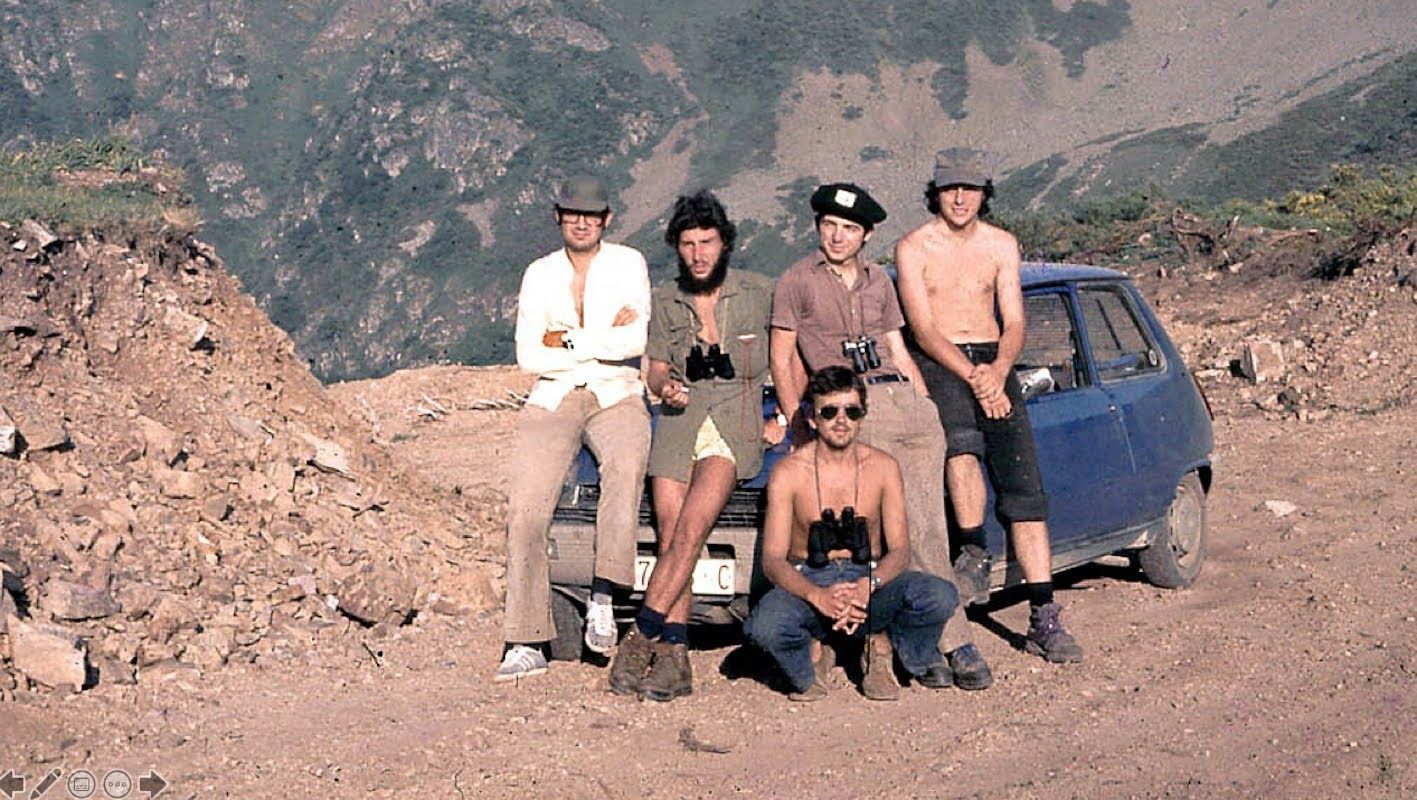 Integrantes del GOG en una de sus expediciones a Os Ancares en 1974.