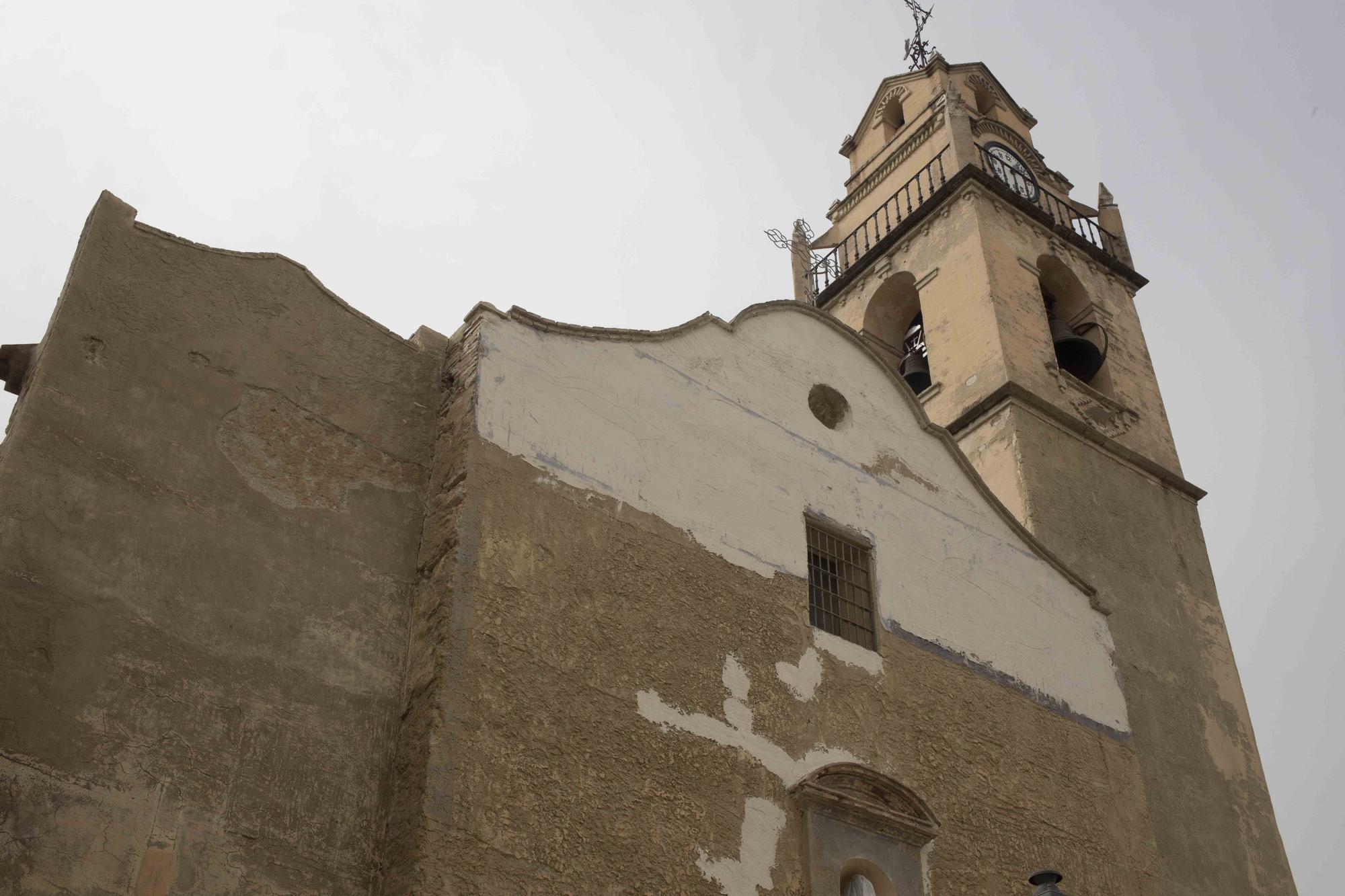 Rehabilitan la fachada y el campanario de la iglesia de Otos gracias a las aportaciones de los feligreses