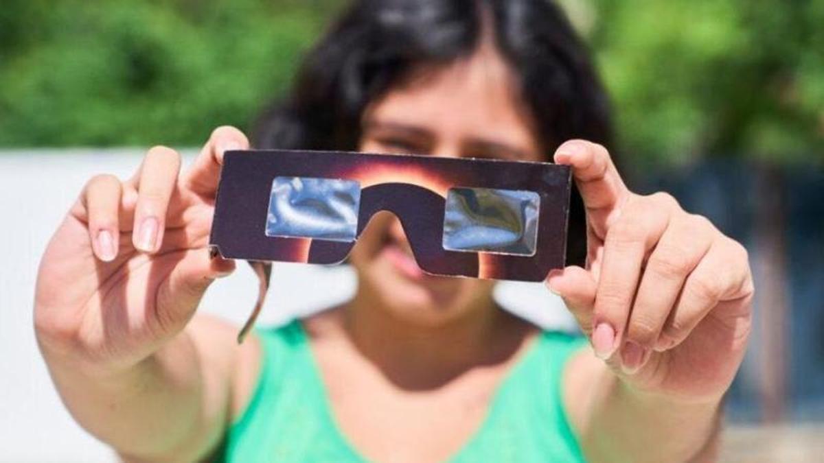 Numerosos hoteles de Valencia entregan gafas gartuitas a sus huéspedes para contemplar el eclipse.