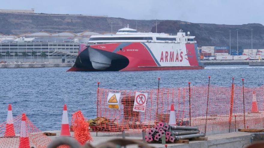 Un ferry de Naviera Armas sufre una avería y regresa al Puerto de Las Palmas