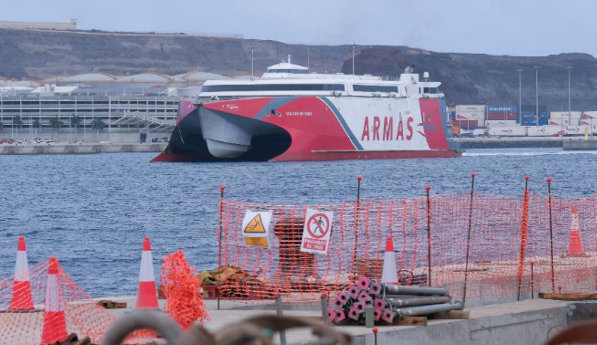 Buque 'Volcán de Taidía', de Naviera Armas.