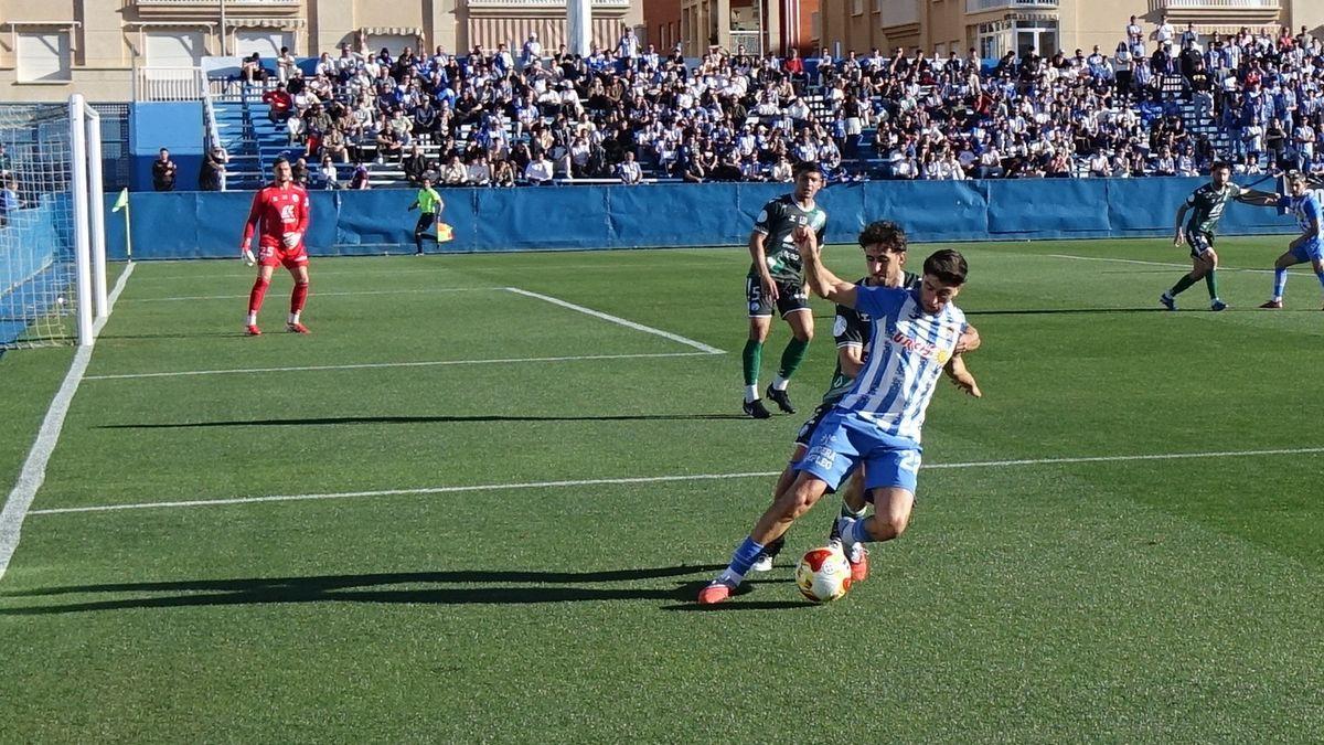 Kevin Manzano, del Águilas, en un partido en el Centenario El Rubial