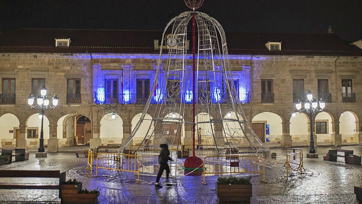 La fachada de la Casa Consistorial iluminada de azul por el Día Mundial de la Diabetes.|J. A. G.