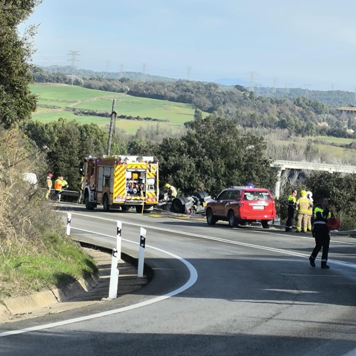 Els efectius d'emergència treballant a la zona de Sant Julià de Ramis pel camió bolcat.