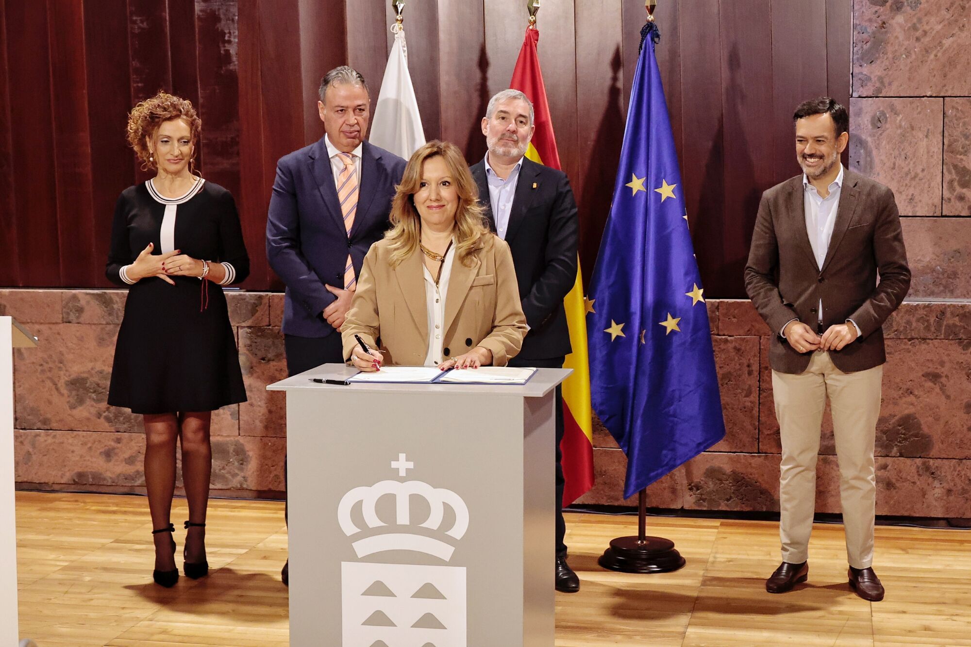 El presidente de Canarias, Fernando Clavijo, y su homóloga en el Cabildo de Tenerife, Rosa Dávila, firman un convenio de cooperación en materia de vivienda.

