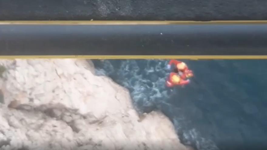 Herido un hombre tras precipitarse por un acantilado en una cala de ...