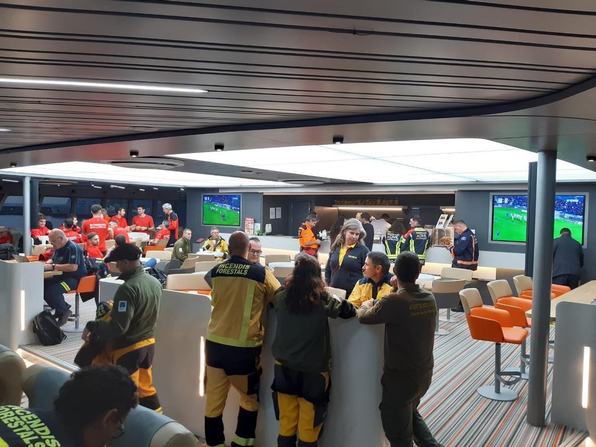 Parte del contingente a bordo del baro que les ha trasladado a Valencia.