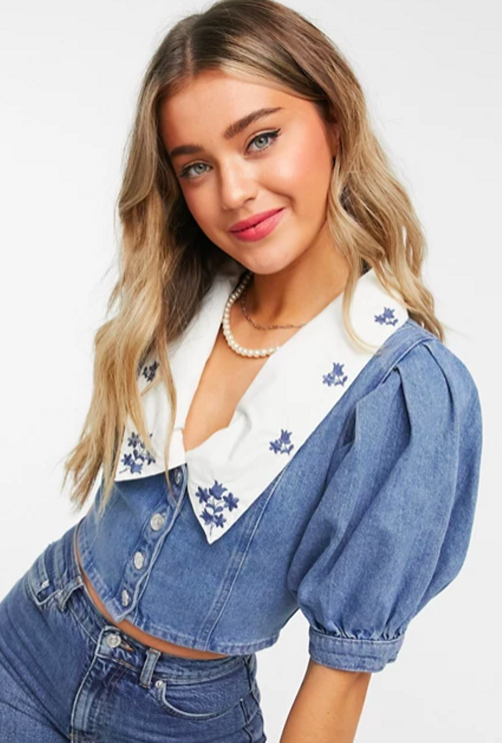 Top en lavado azul medio con cuello bordado de denim de ASOS DESIGN