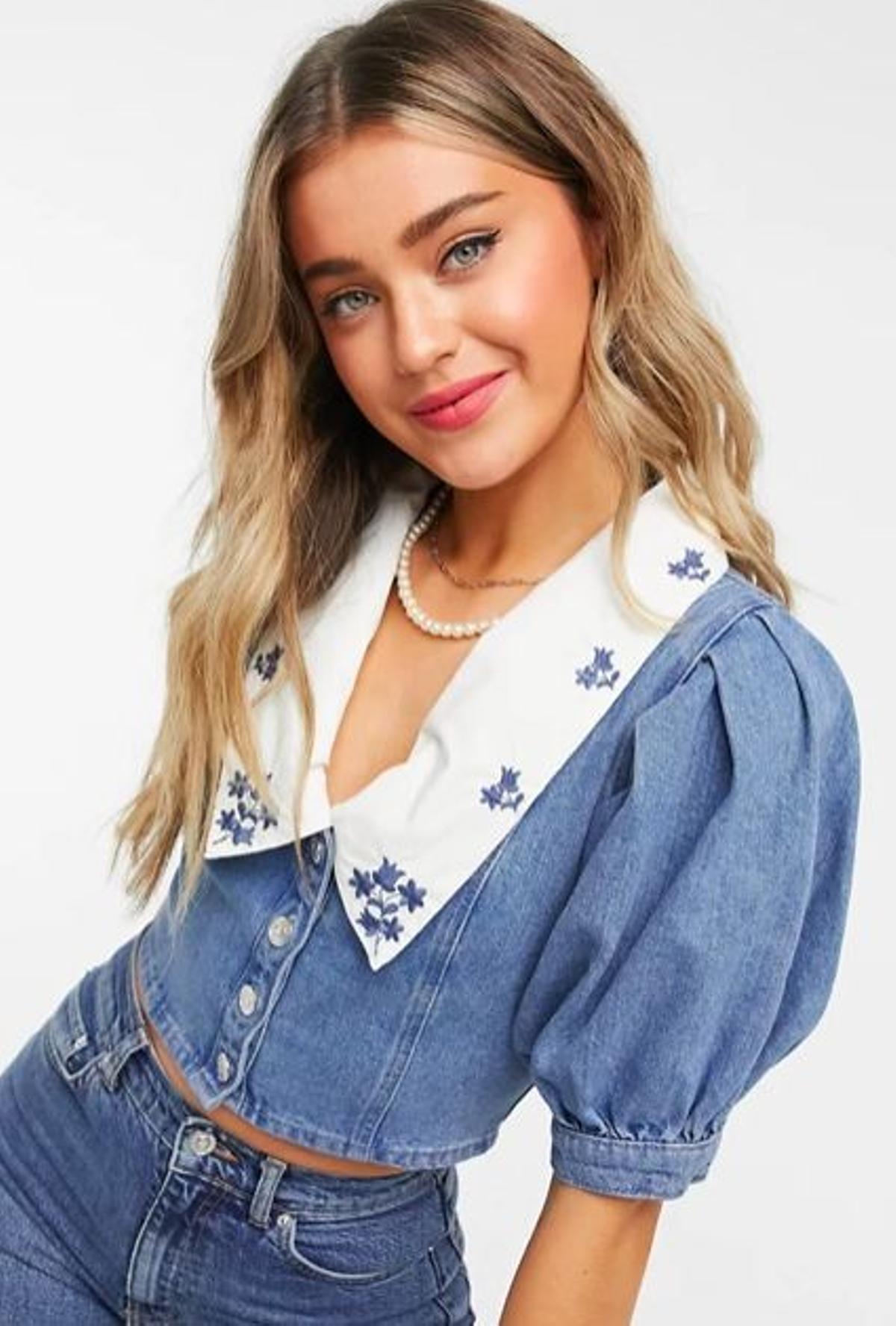 Top en lavado azul medio con cuello bordado de denim de ASOS DESIGN