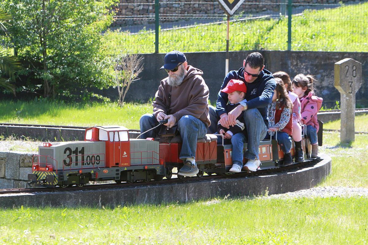 En días de buen tiempo, la afluencia al parque ferroviario de Ourense es elevada.