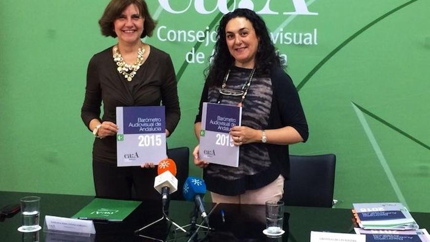 La presidenta del Consejo Audiovisual andaluz, Emelina Fernández (i.), y la consejera Cristina Cruces.