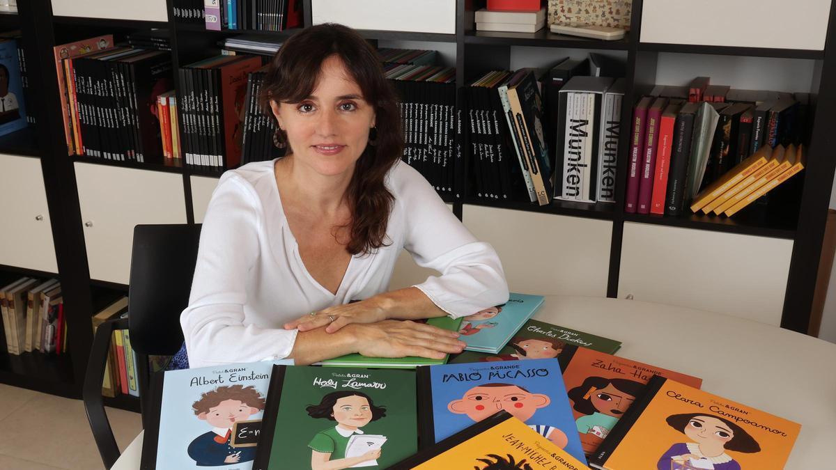 Idoia Moll, amb uns quants llibres de la col·lecció