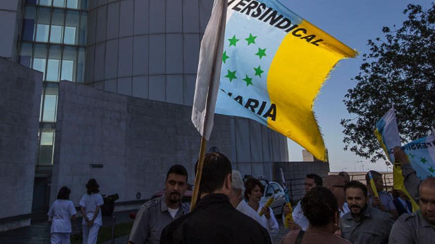 Intersindical Canaria pide más medidas de protección y test rápidos.