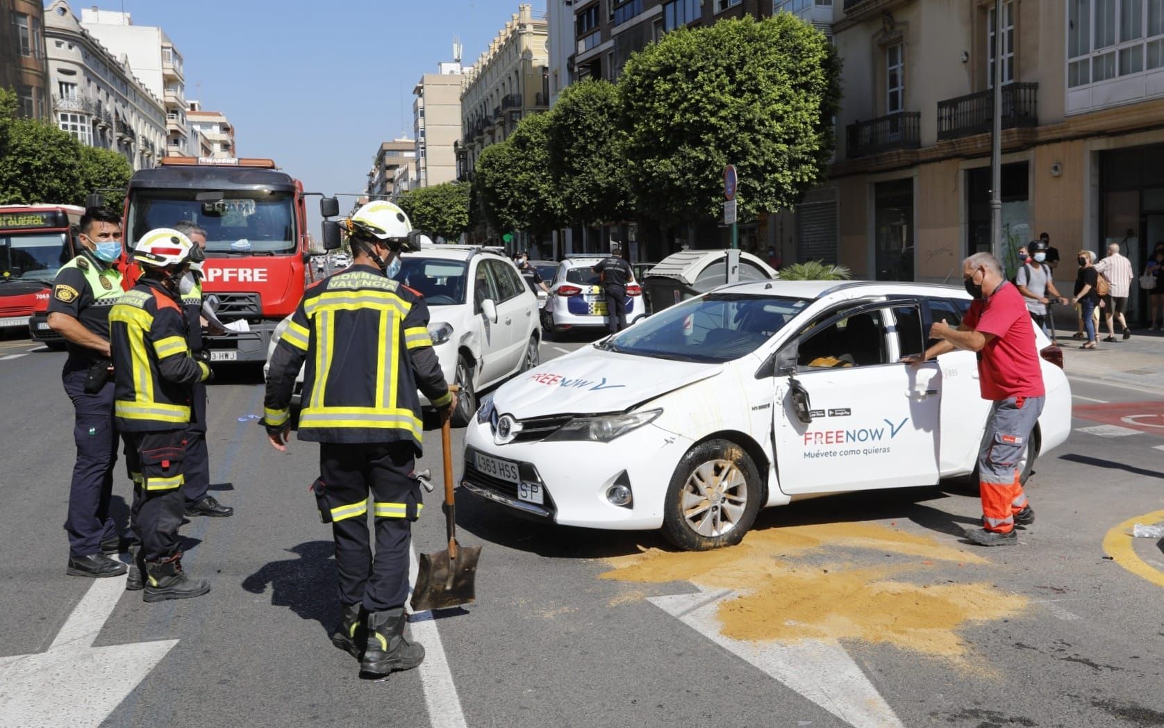 Accidente en la Avenida del Puerto entre un taxi y un turismo