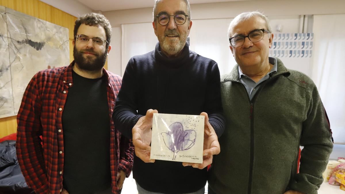 Francho Sarrablo, Ignacio Pardinilla y Manuel Domínguez, con el nuevo disco de La Ronda de Boltaña.