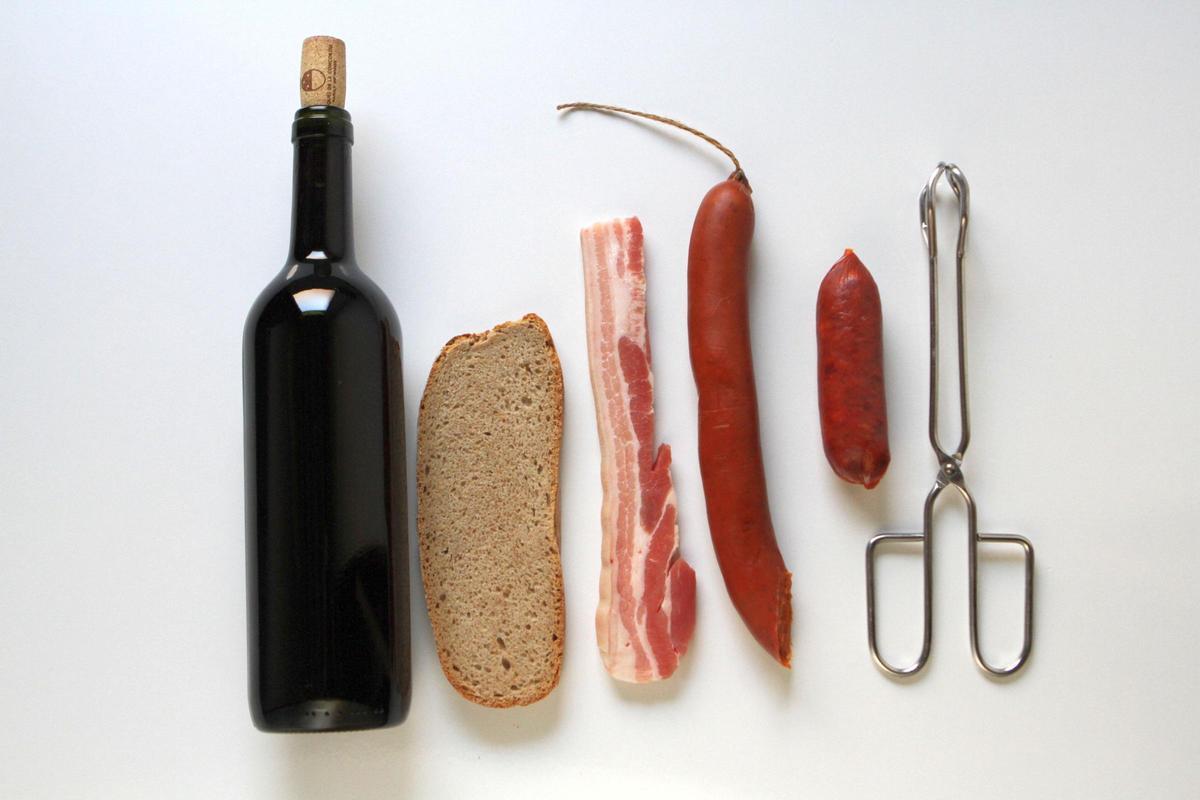 Brot, Speck und Würste: So sieht das Grillpaket aus.