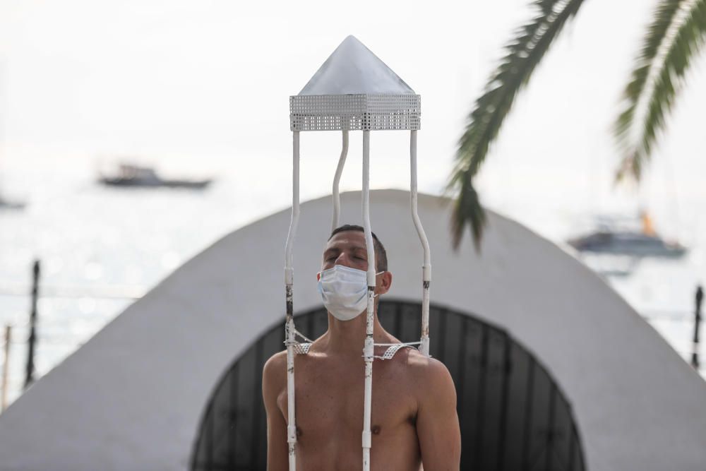 Riccardo Matlakas juega con el hielo para alertar del calentamiento global.