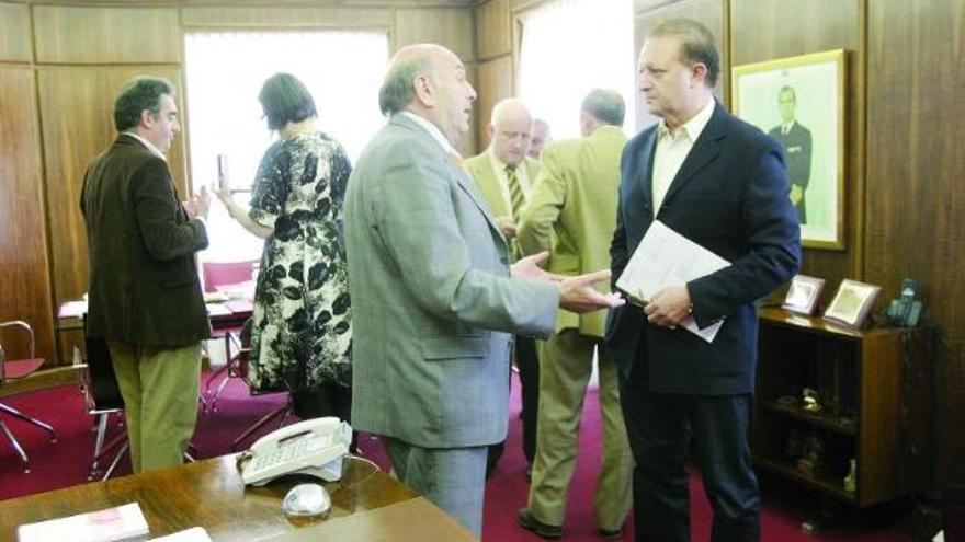 Miembros del comité ejecutivo de la Cámara de Comercio, ayer, durante la reunión.