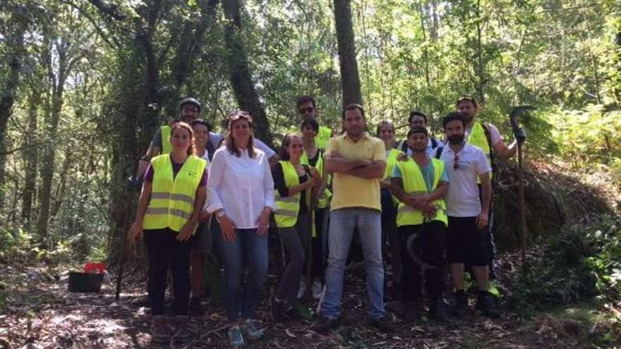 La directora xeral de Xuventude, el alcalde y los voluntarios. // FdV